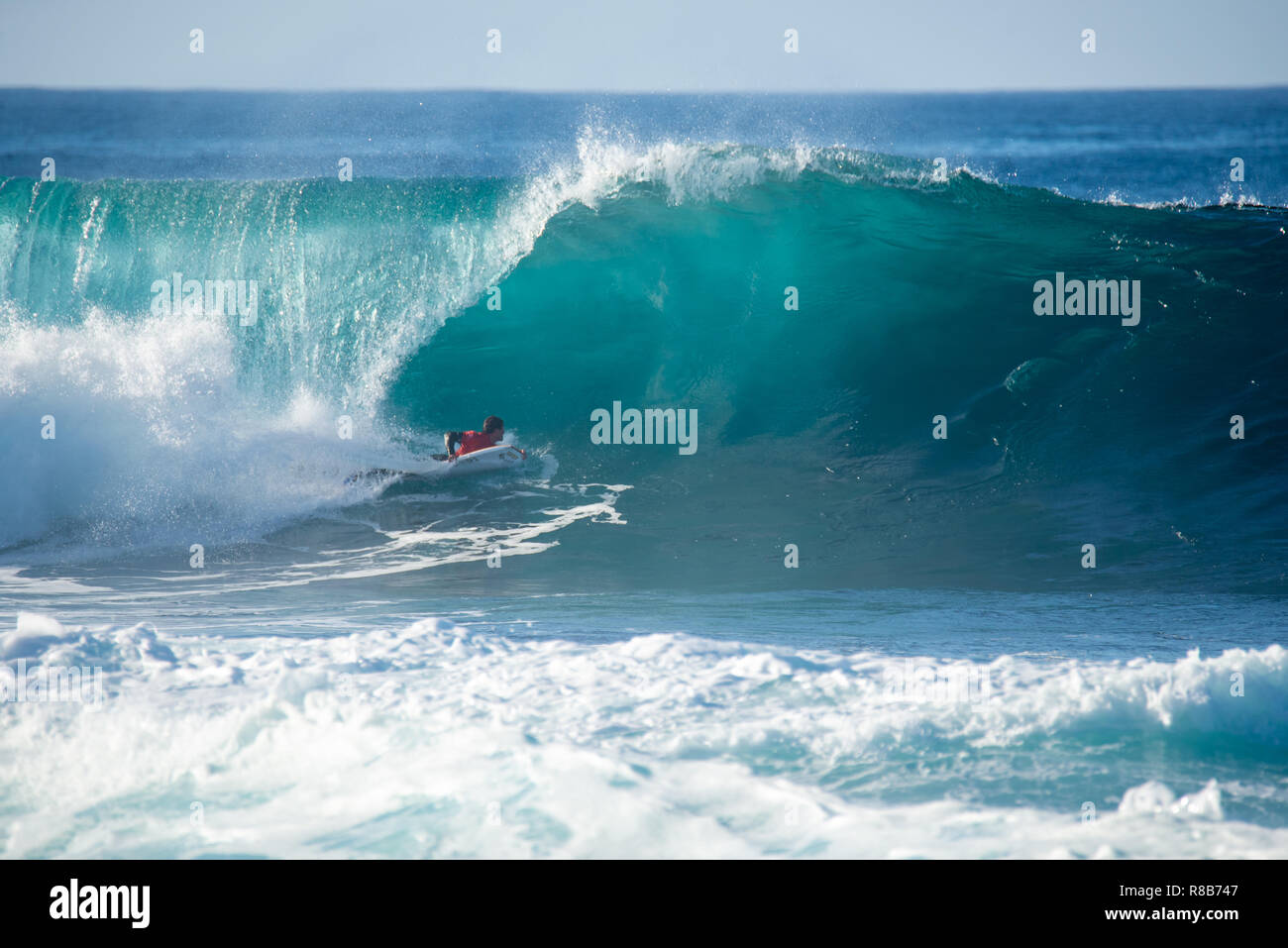 Lanzarote - Novembre 28, 2018: surfer nella grande onda, concorrenza "quemao classe " Lanzarote, isole canarie Foto Stock