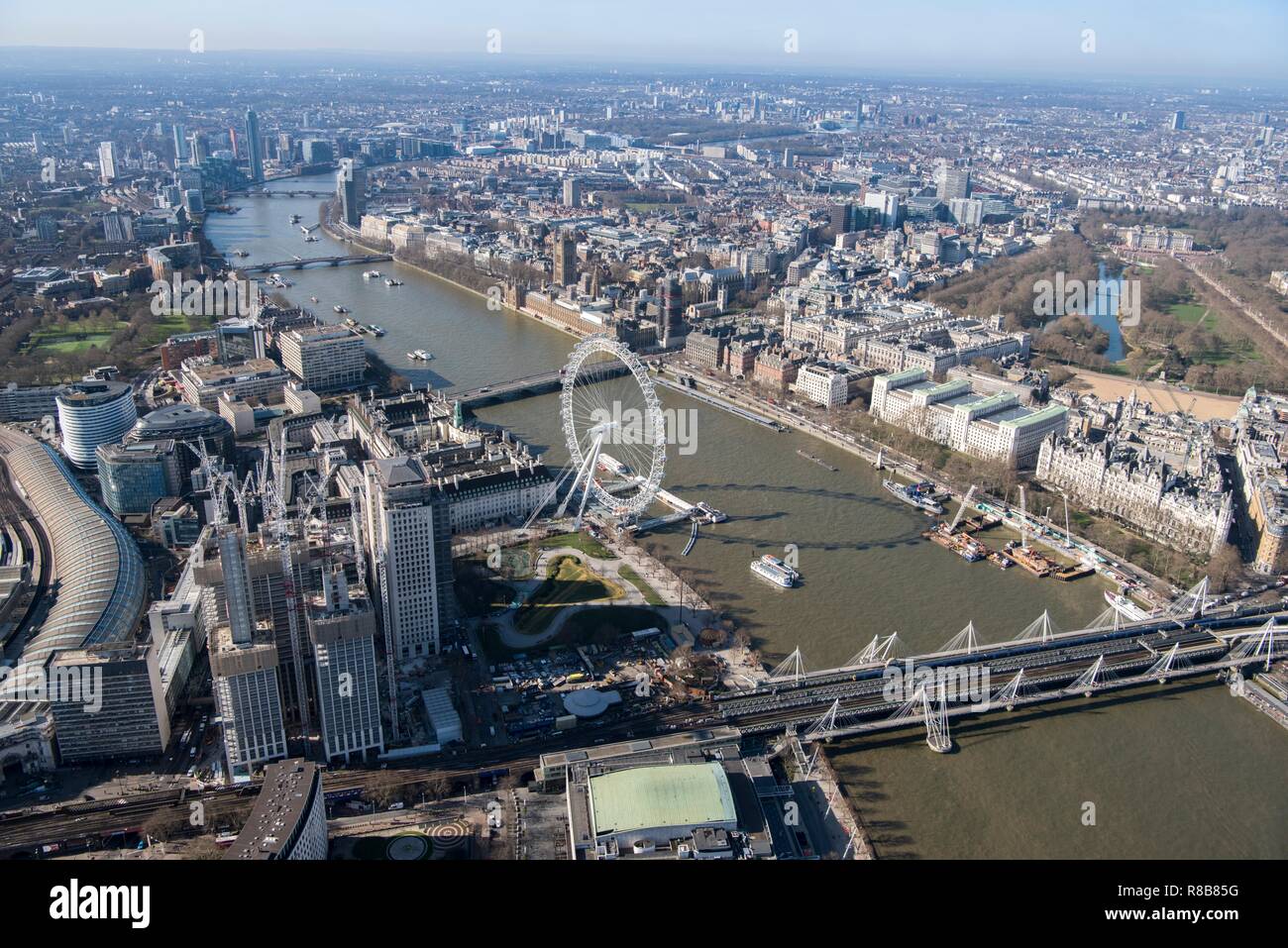 Vista verso sud-ovest lungo il Tamigi verso Westminster, Londra, 2018. Creatore: Storico Inghilterra fotografo personale. Foto Stock
