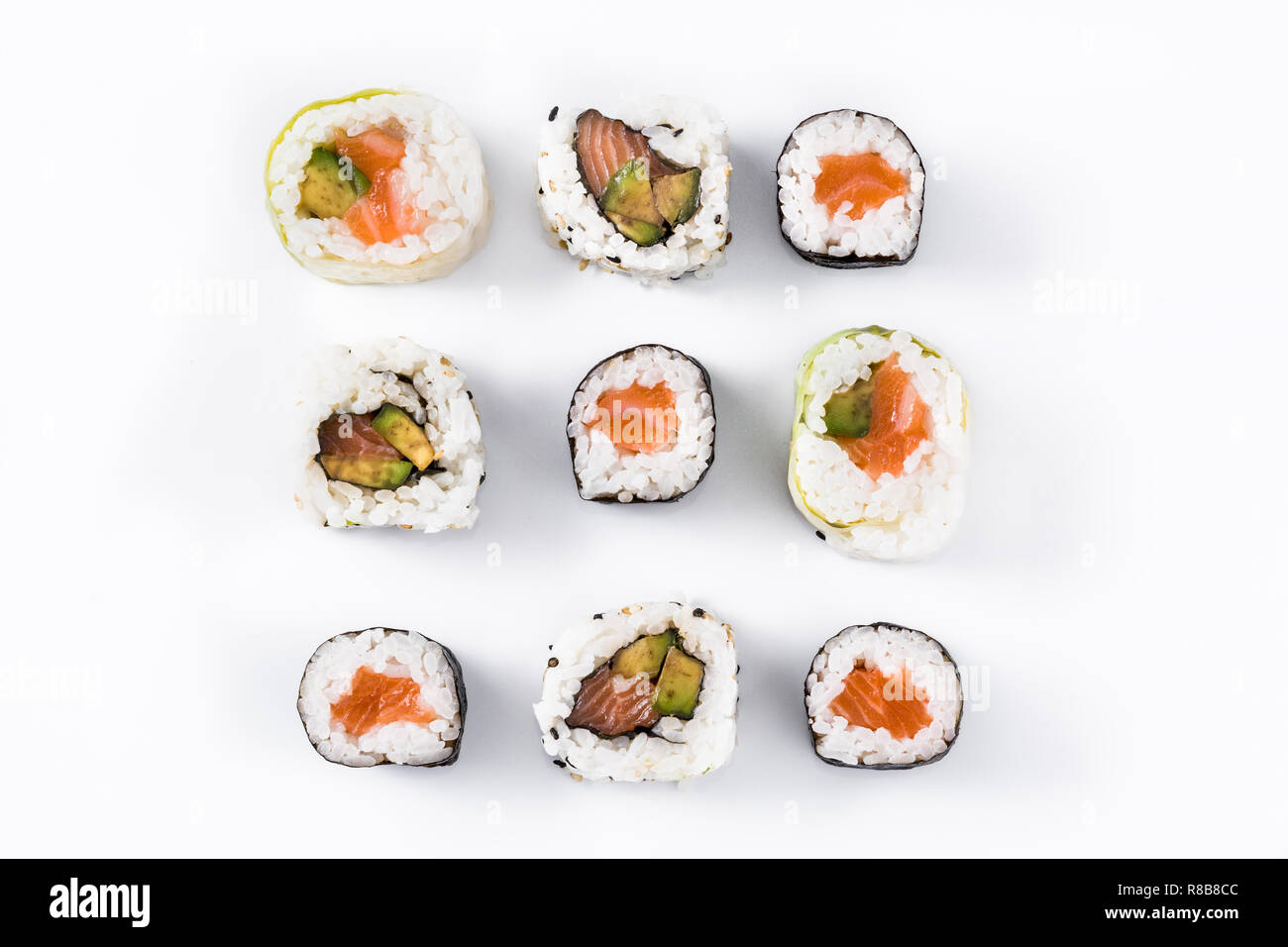 Rotoli di sushi pattern su sfondo bianco. Vista superiore Foto Stock