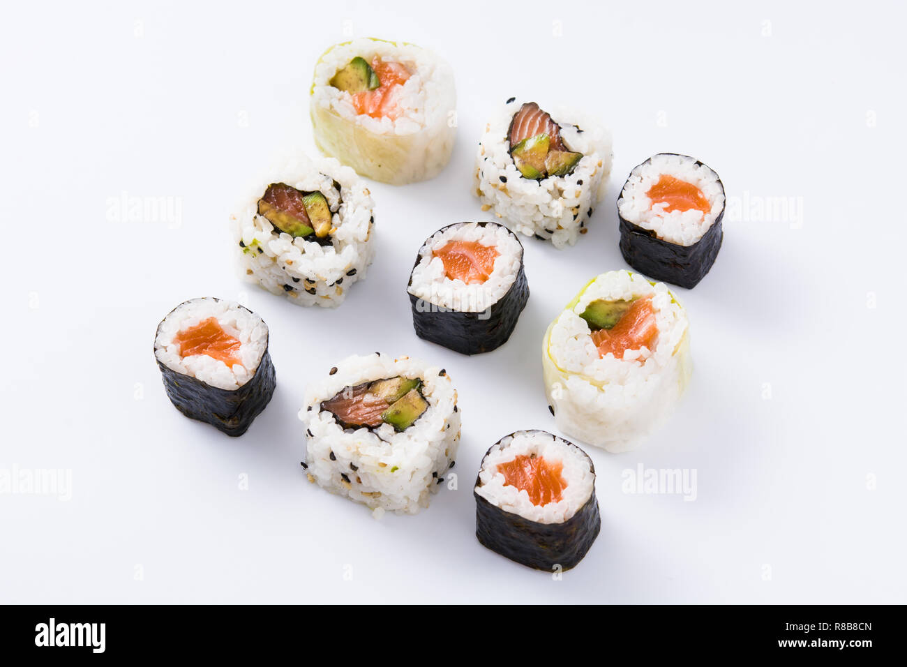 Rotoli di sushi pattern su sfondo bianco Foto Stock
