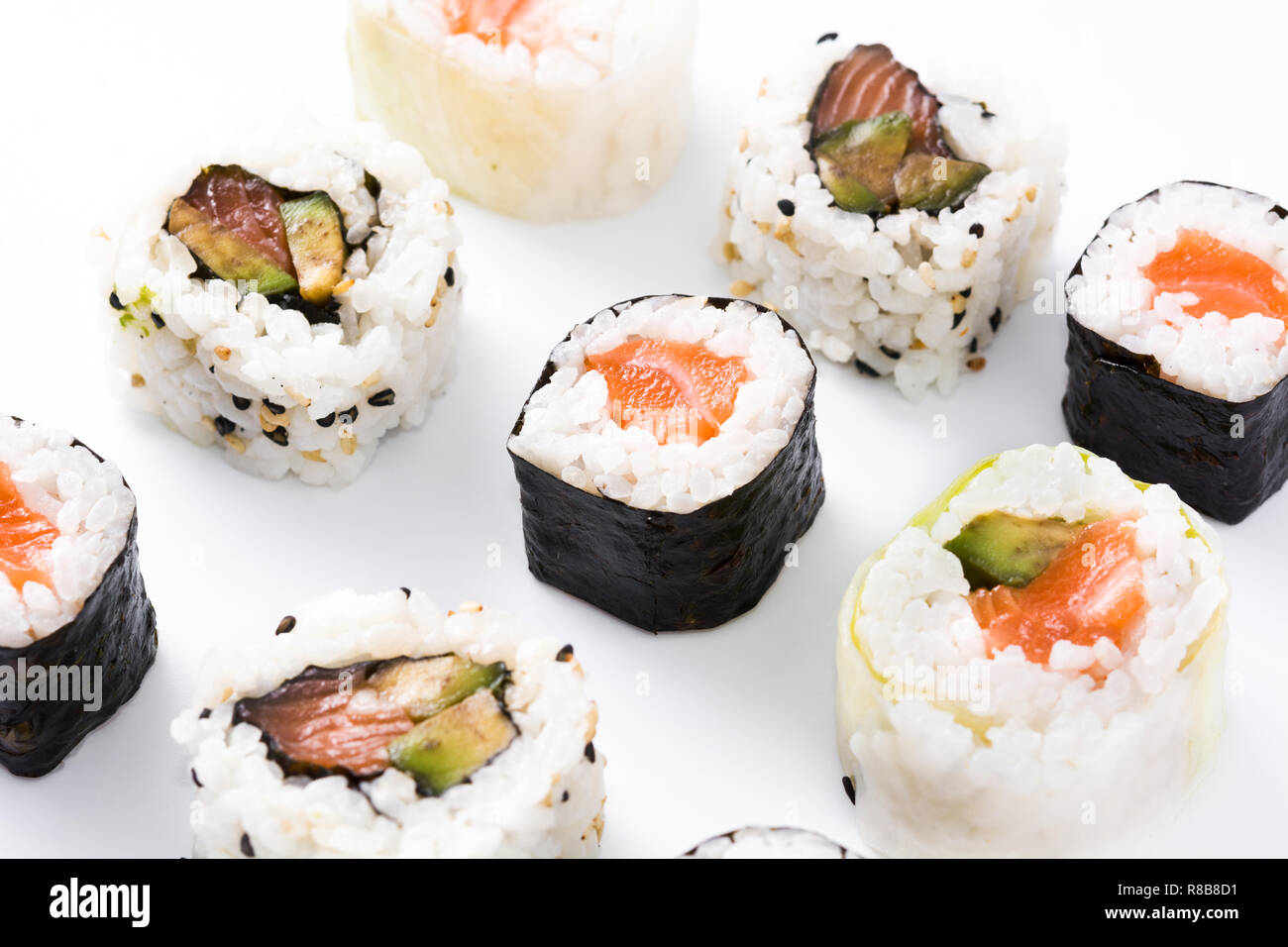 Rotoli di sushi pattern su sfondo bianco Foto Stock