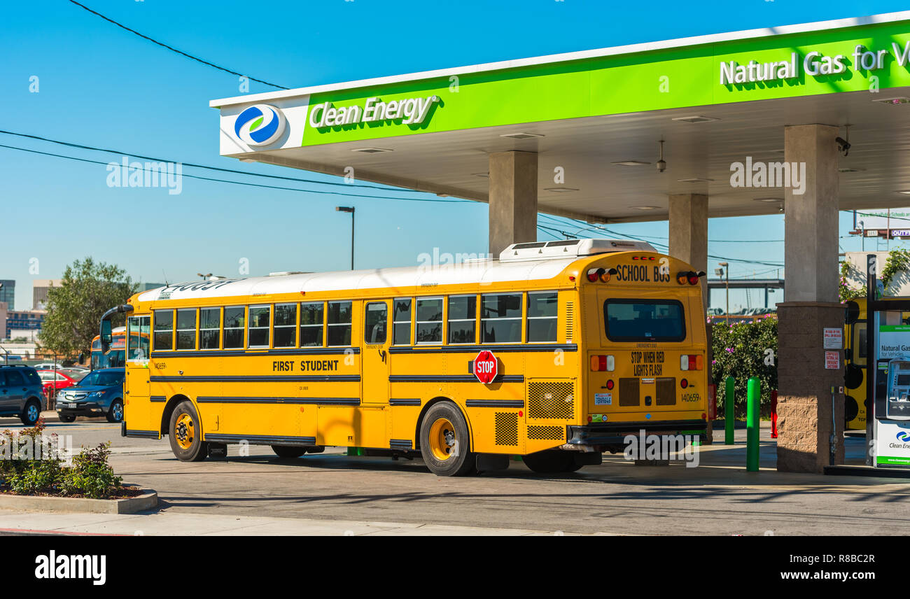LOS ANGELES, CALIFORNIA, STATI UNITI D'America - 7 Febbraio 7, 2018: scuola bus in corrispondenza di una stazione di gas. Copia spazio per il testo Foto Stock