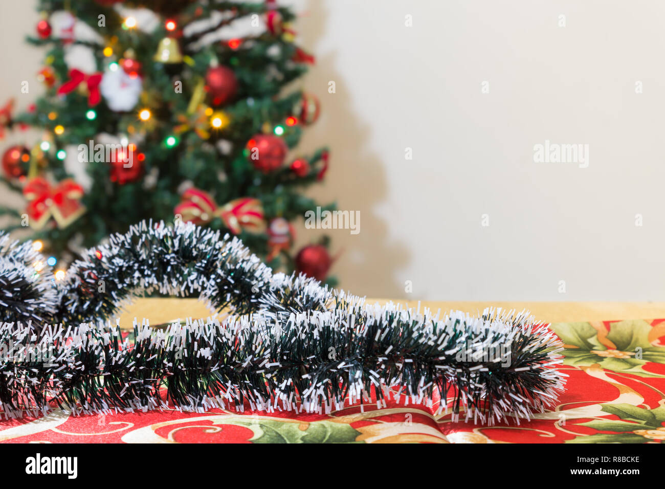 Addobbi natale con albero e festosa bokeh illuminazione, sfocate sullo sfondo di vacanza. Foto Stock