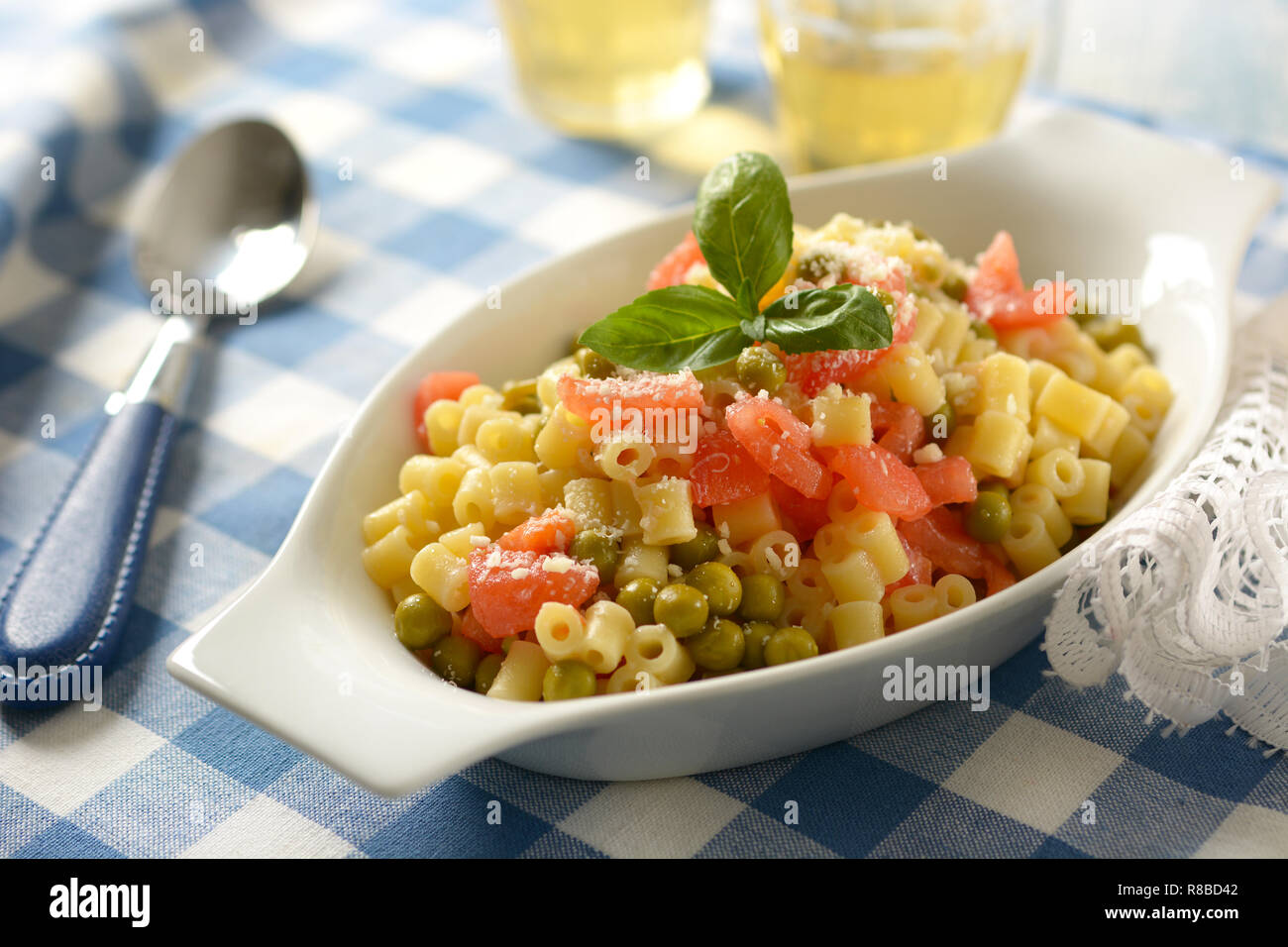 Pasta con i piselli e un trito di pomodori - primo piano Foto Stock