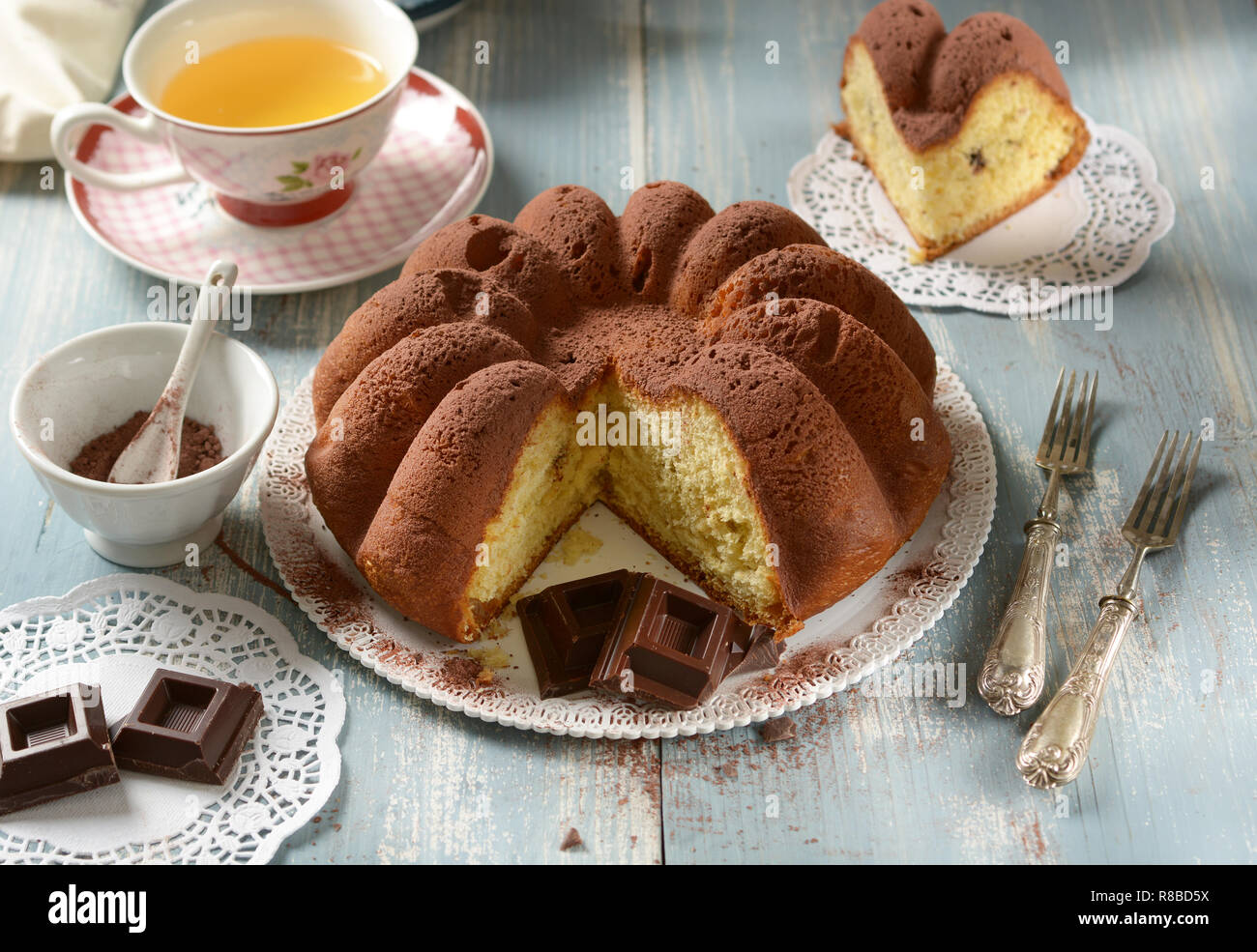 In casa soffice torta di cacao con ingredienti intorno - primo piano Foto Stock
