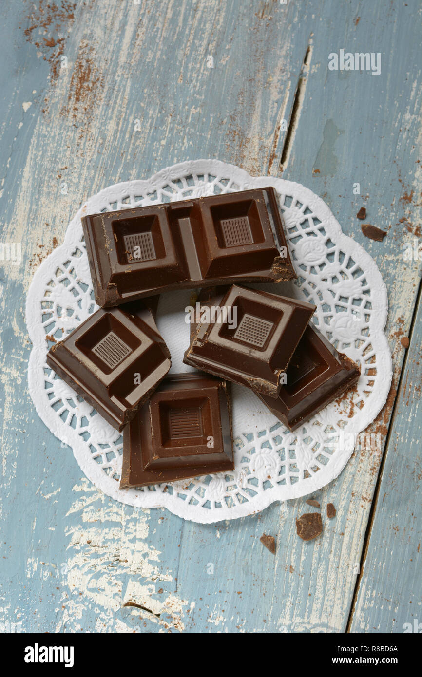 Pezzi di cioccolato blu sul tavolo di legno - primo piano Foto Stock