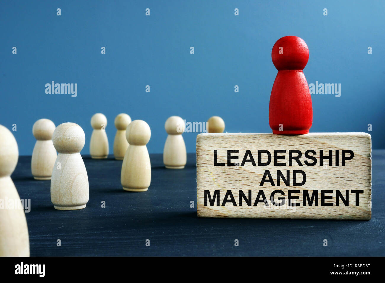 Leadership e gestione scritta su un blocco di legno. Foto Stock