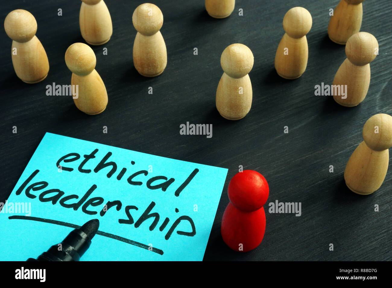 Leadership etica. Figure in legno su una scrivania. Foto Stock