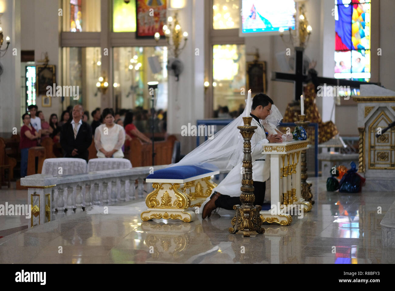 Cerimonia di nozze dentro la Chiesa Cattolica Romana Antipolo cattedrale o il Santuario Nazionale di Nostra Signora della Pace e del buon viaggio si trova nella città di Antipolo, nella provincia di Rizal nelle Filippine. Foto Stock