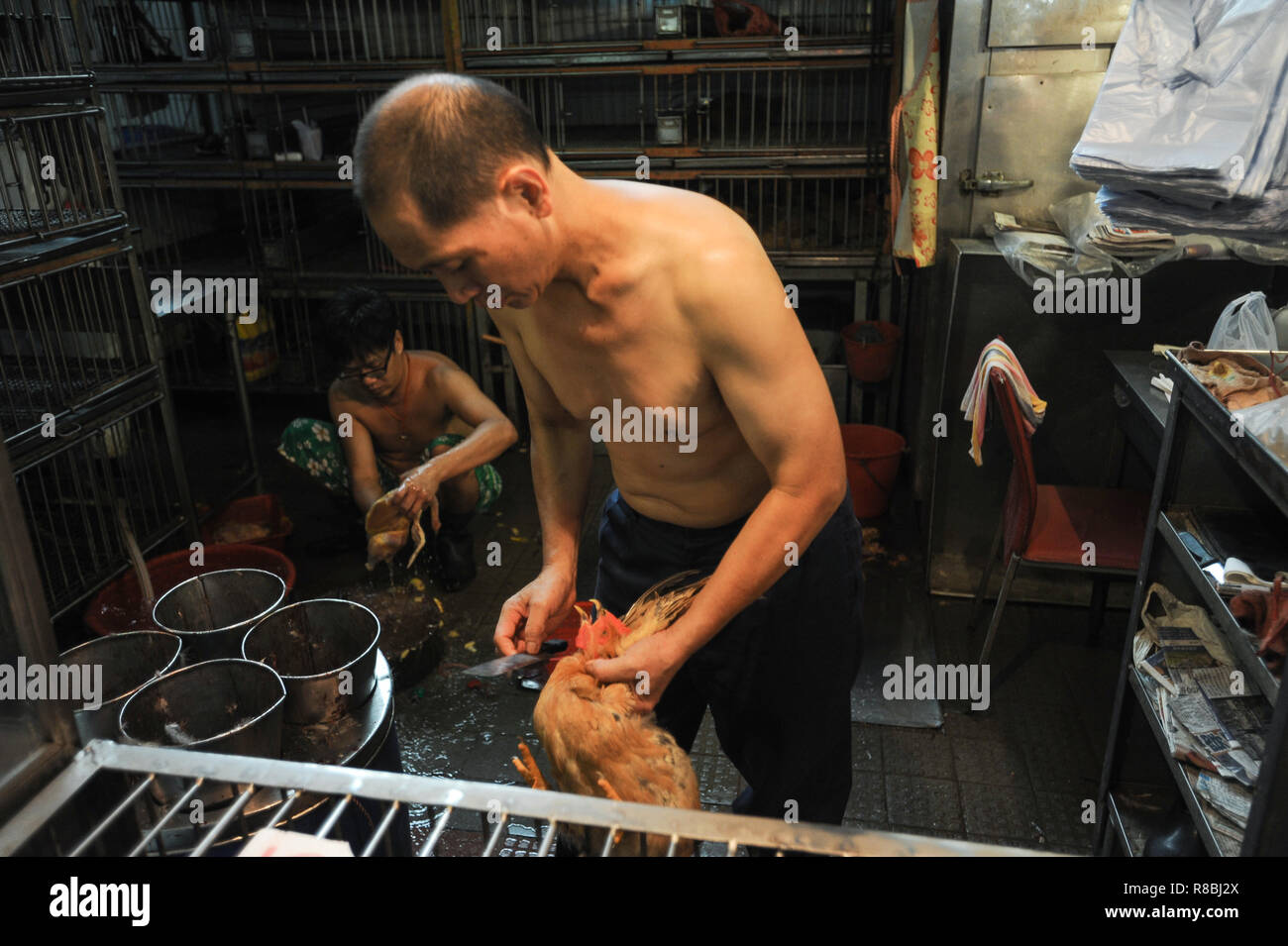 10.10.2014, Hong Kong, Cina - un macellaio macella un pollo al Pei Ho strada del mercato di Kowloon. 0SL141010D004CAROEX.JPG [modello di rilascio: NO, PROP Foto Stock