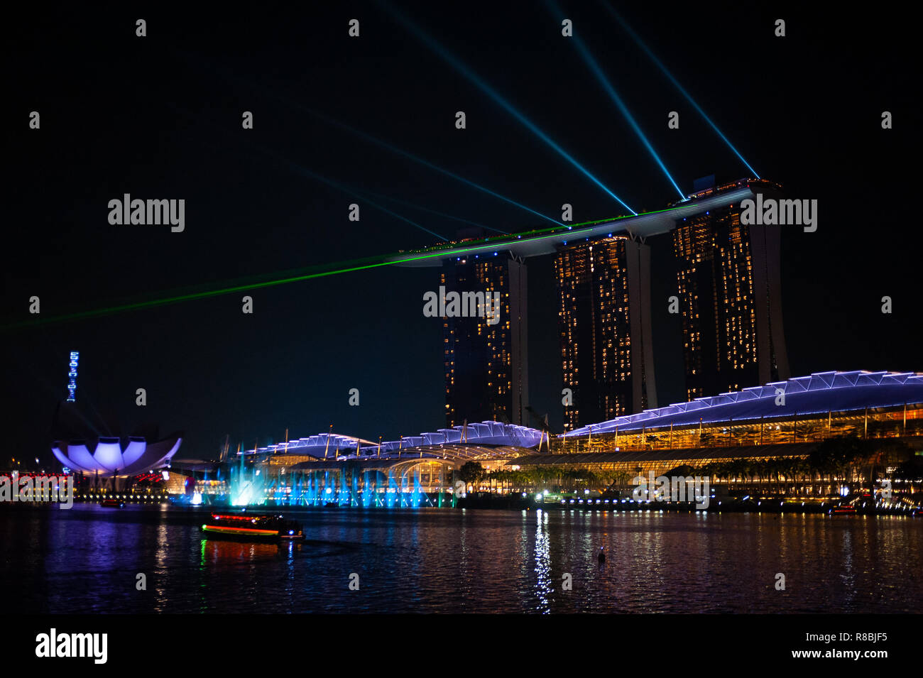 09.11.2018, Singapore, Singapore - Serata laser show della Marina Bay Sands Hotel. 0SL181109D002CAROEX.JPG [modello di rilascio: non applicabile, PROPE Foto Stock