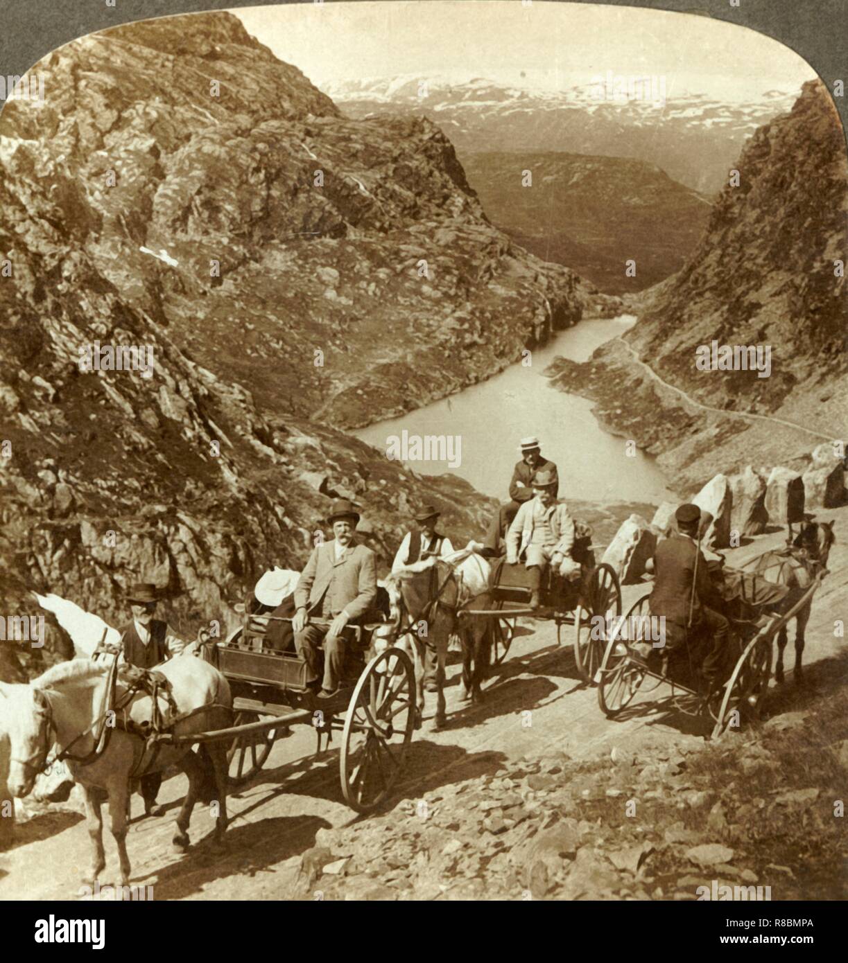 'Viaggiatori su strada di montagna attraverso la gola selvaggia di Seljestad, Norvegia', C1905. Creatore: sconosciuto. Foto Stock