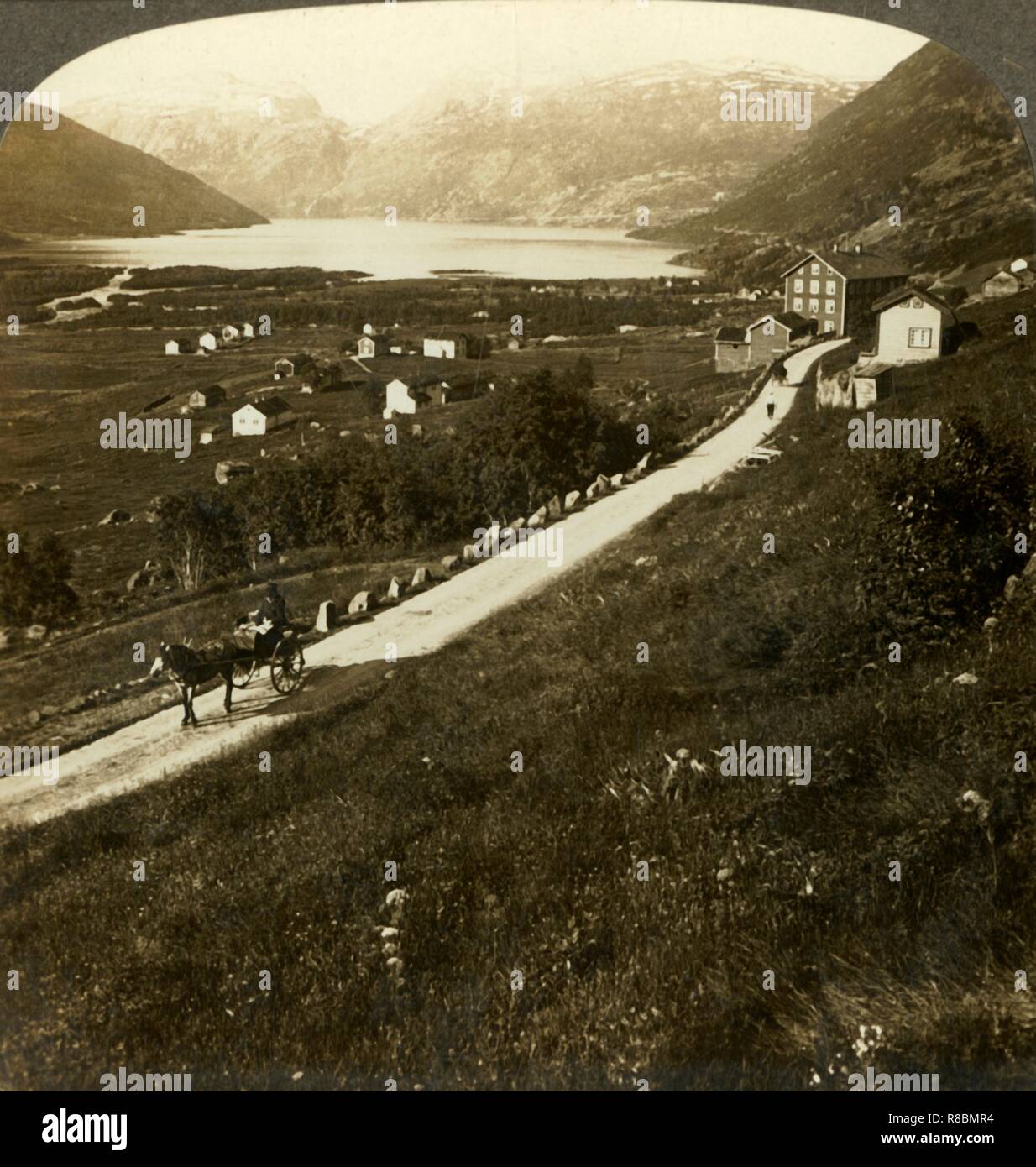 'Abbastanza mountain-walled village e il lago di Roldal, in robusto Norvegia Occidentale', C1905. Creatore: sconosciuto. Foto Stock