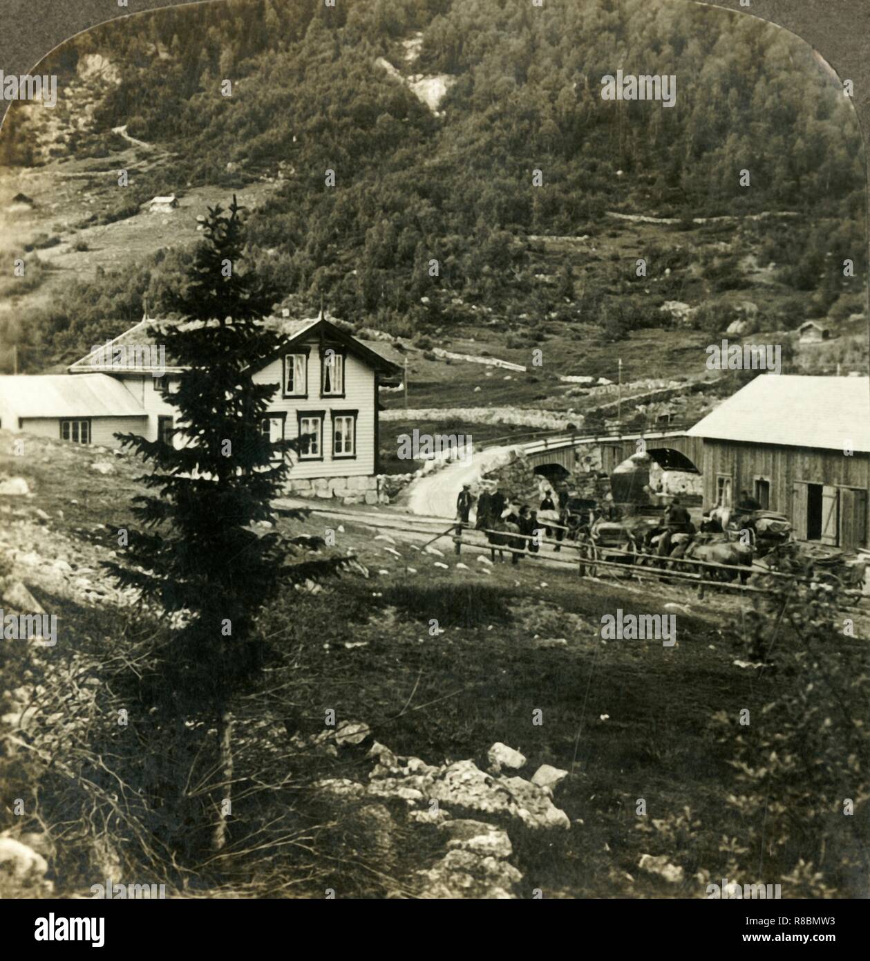 "Sulla pittoresca strada Telemarken - modifica di cavalli a Grundesbro skyds stazione, Norvegia', C1905. Creatore: sconosciuto. Foto Stock