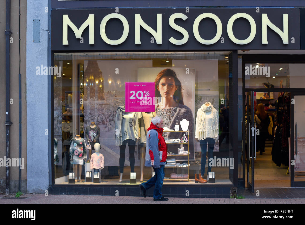 Negozio Monsoon davanti in High Street, Southend on Sea, Essex, Regno Unito con cartelli vendita in vetrina. 20%. Mostra finestra negozio di moda con persona Foto Stock