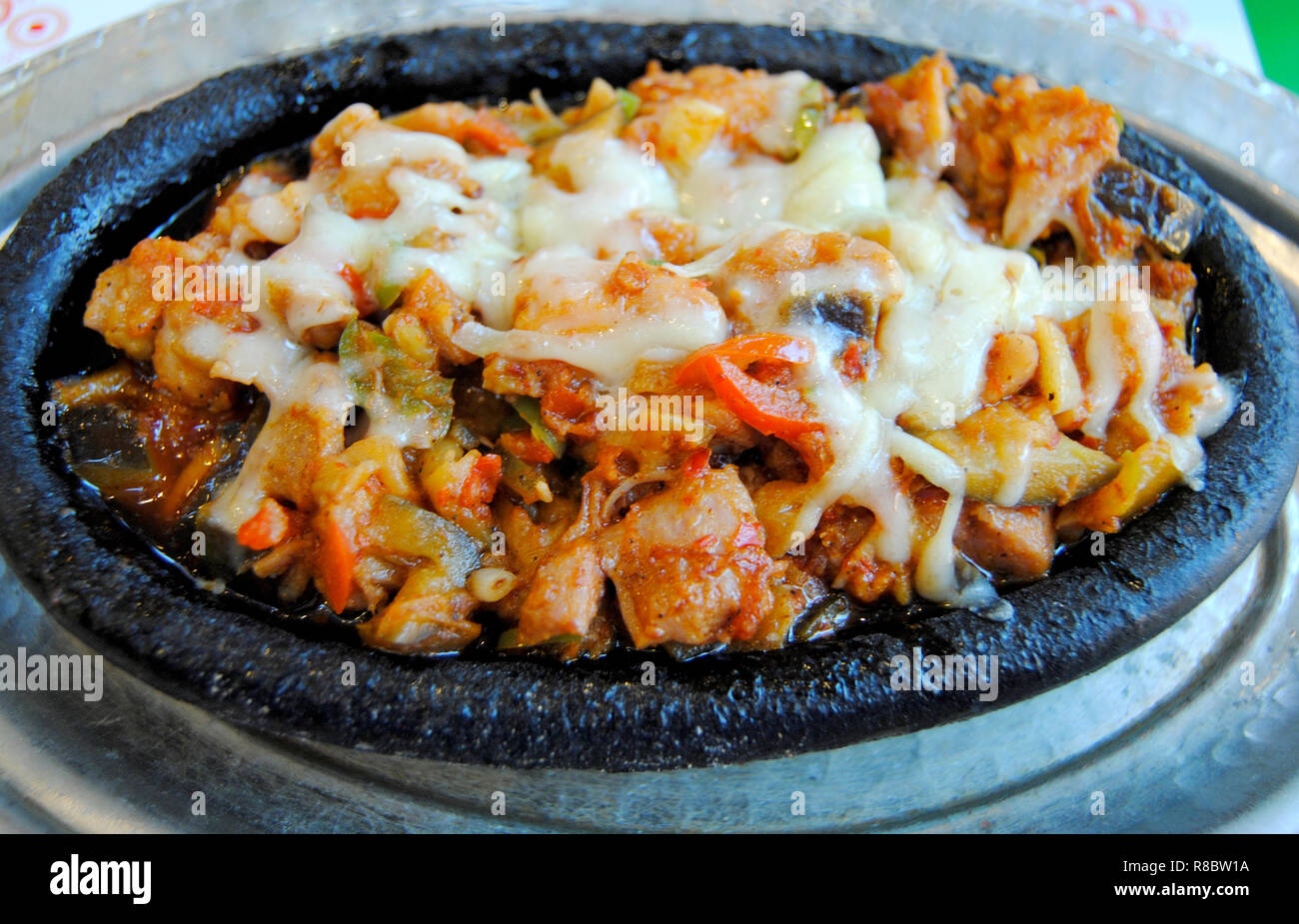 Piatto di spezzatino di pollo (tavuk guvec) in Turchia. Foto Stock