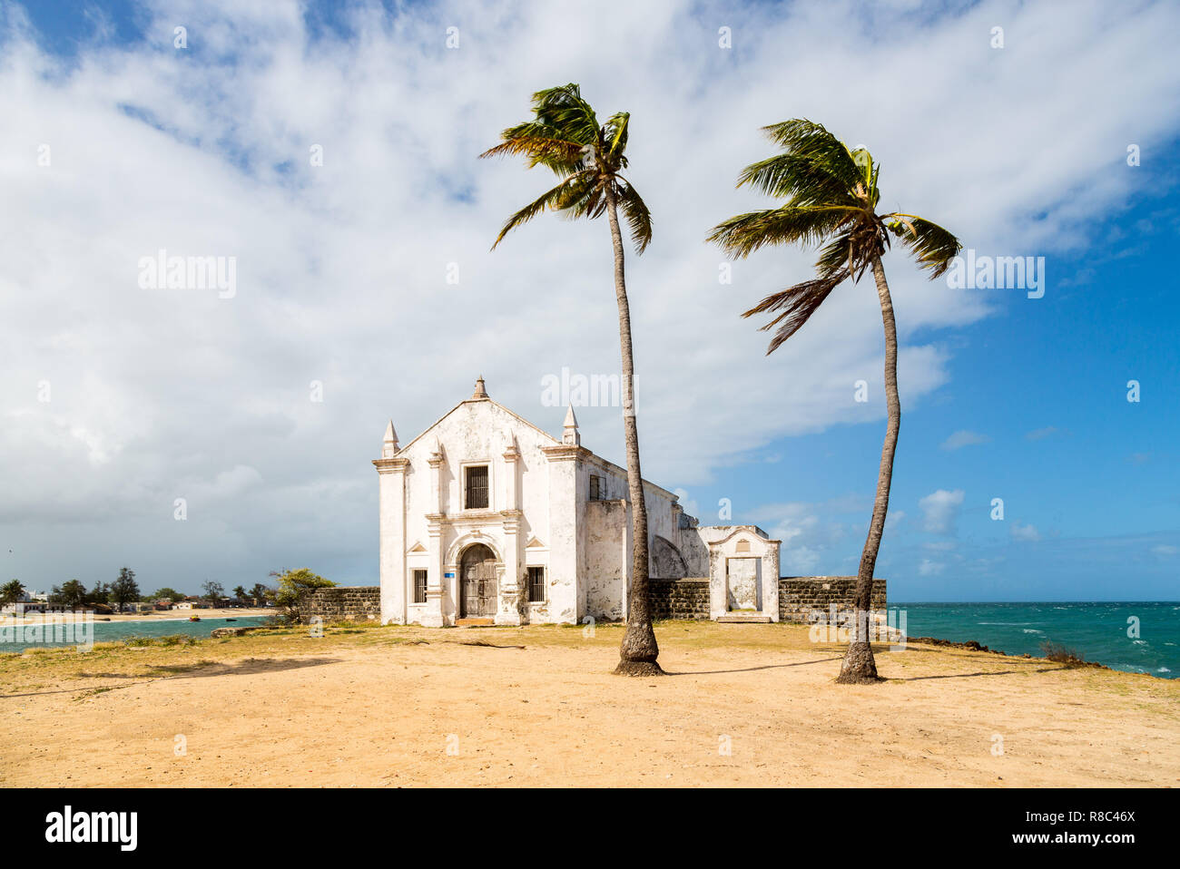 La chiesa e la Rocca di San Antonio su isola di Mozambico, con due palme sulla sabbia. Oceano Indiano costa, Nampula provincia, Mozambico. Foto Stock