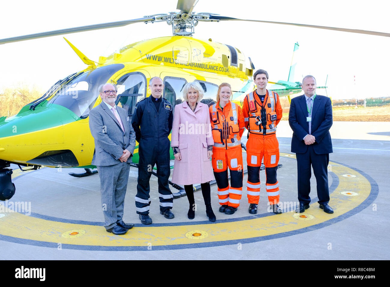 La duchessa di Cornovaglia incontra il personale di emergenza e membri di equipaggio come ella apre Wiltshire Air Ambulance è di nuovo airbase in Outmarsh, Semington. Foto Stock