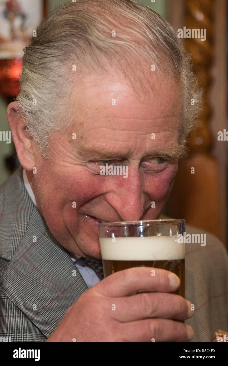 Il Principe di Galles tenta una pinta di Arbor mosaico durante una visita alla locanda di vello, una comunità pub supportato da Pub è il mozzo iniziativa, in Wotton-under-Edge, nel Gloucestershire. Foto Stock