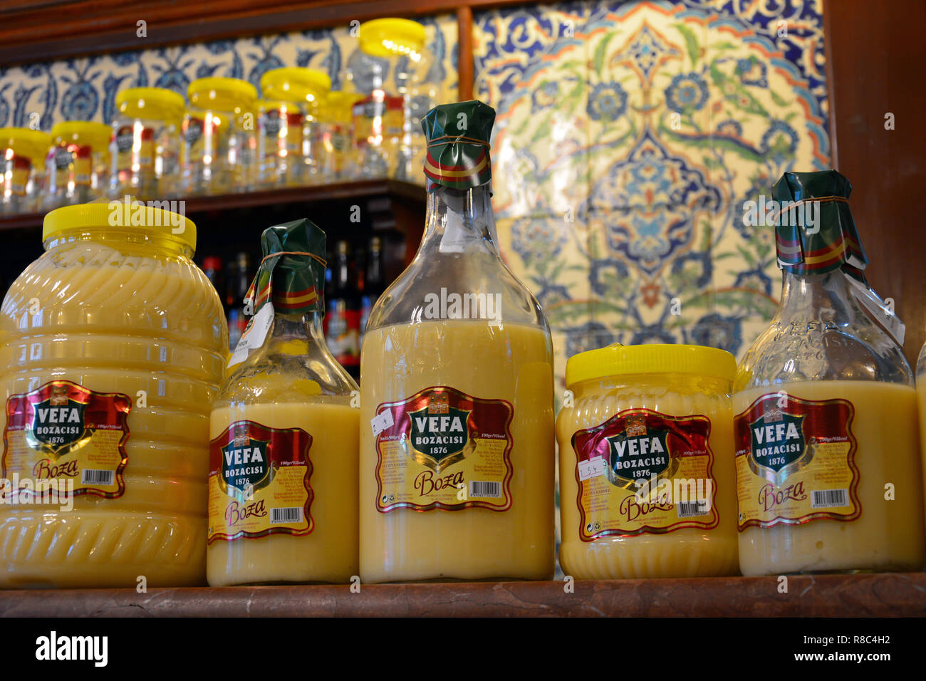 Istanbul, Turchia - 4 novembre 2015. Bottiglie di Vefa Bozacisi boza tonico viscoso, costituito da acqua, zucchero e orzo fermentato, a Istanbul. Foto Stock