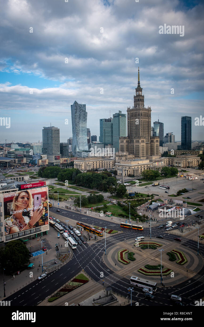 Un moderno western Samsung commerciali è contrastata accanto all'era comunista Palazzo della Scienza e della cultura di Varsavia, Masovian voivodato, Polonia Foto Stock