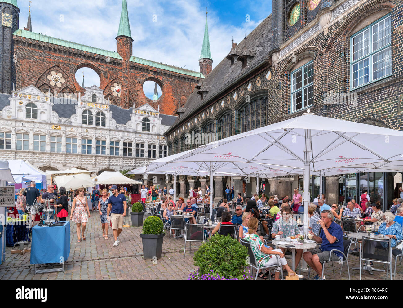 Cafe di fronte allo storico del XIII secolo Rathaus (Municipio), Markt, Lubecca, Schleswig-Holstein, Germania Foto Stock
