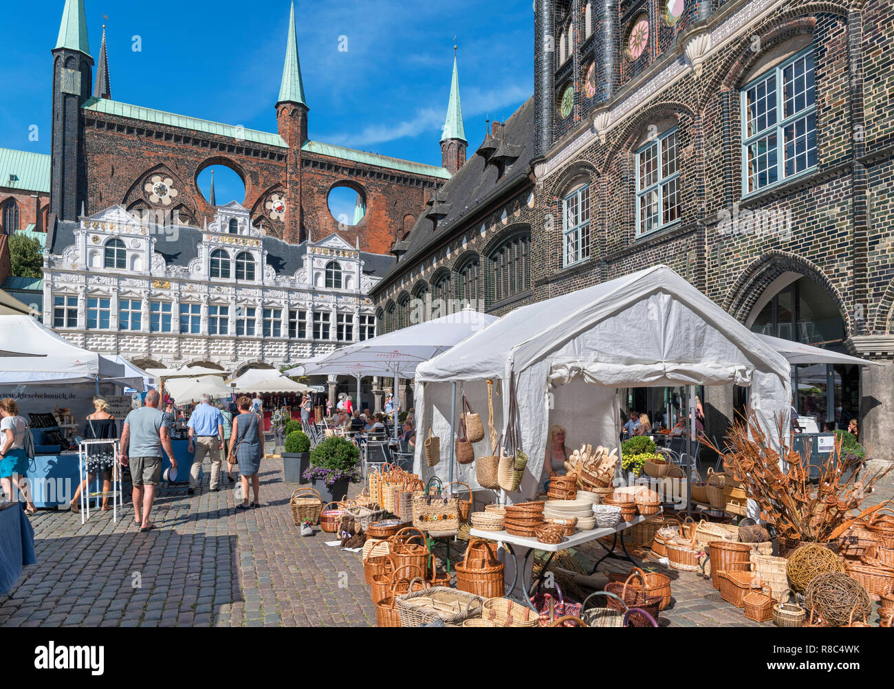 Mercato di domenica di fronte allo storico del XIII secolo Rathaus (Municipio), Markt, Lubecca, Schleswig-Holstein, Germania Foto Stock