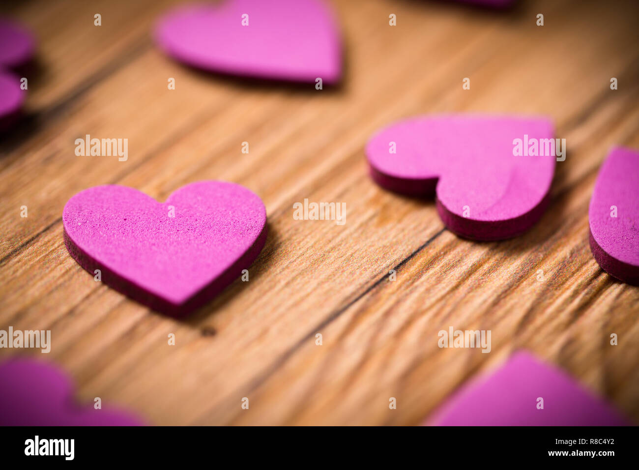 Cuori su sfondo di legno Foto Stock