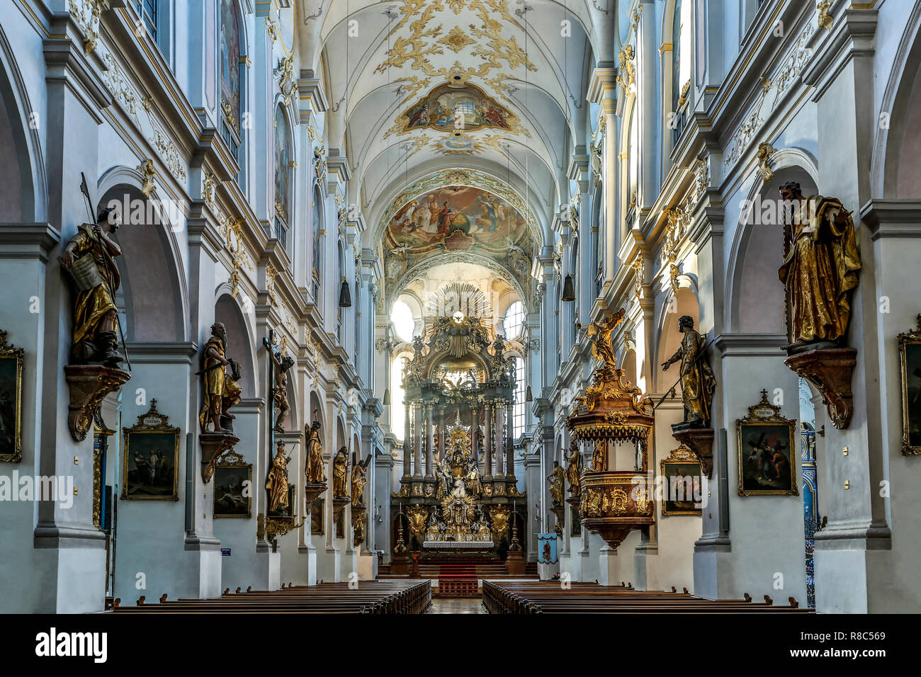 Navata, la chiesa di San Pietro a Monaco di Baviera, Germania Foto Stock