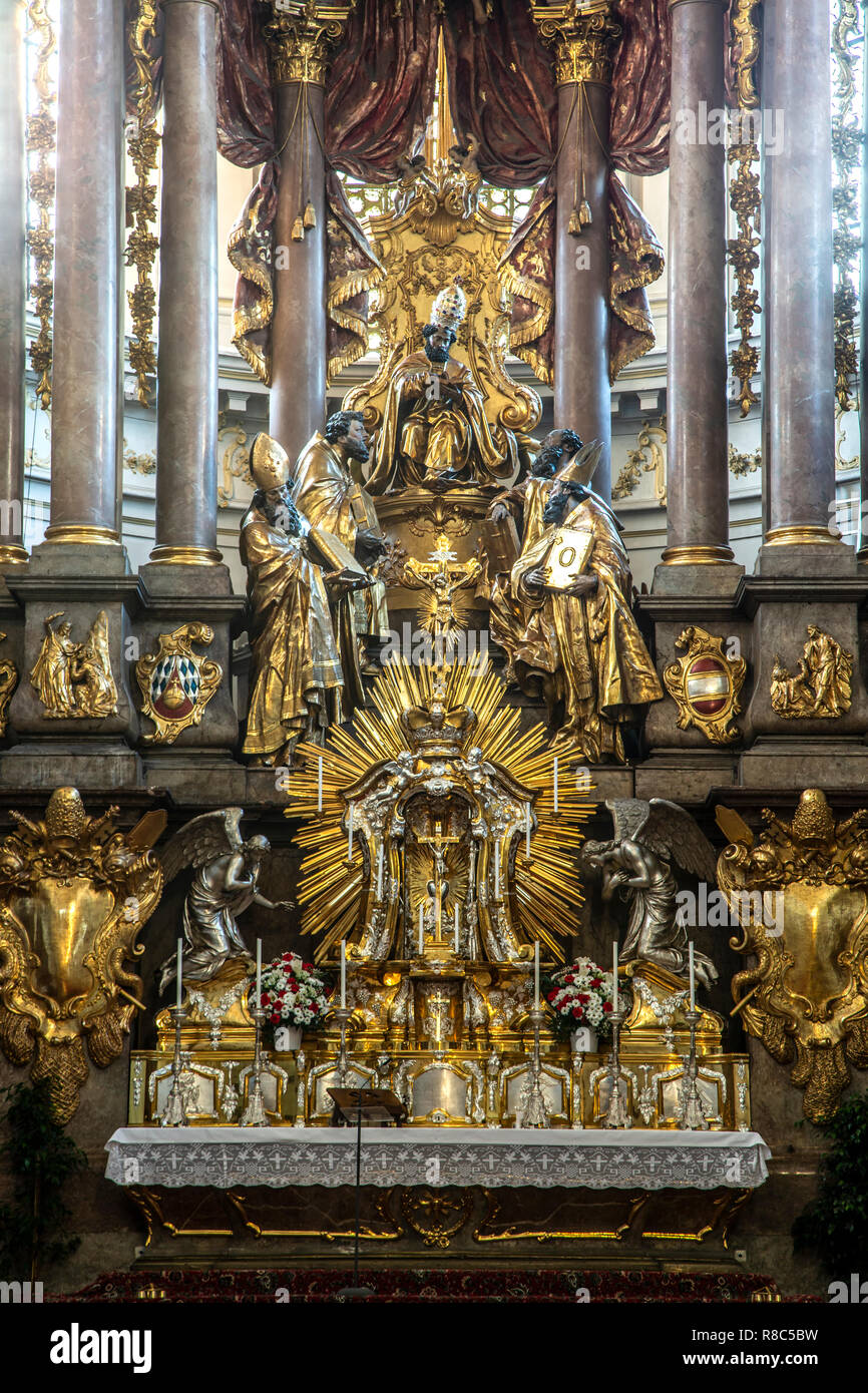 Dettaglio dell altare maggiore, la chiesa di San Pietro a Monaco di Baviera, Germania Foto Stock