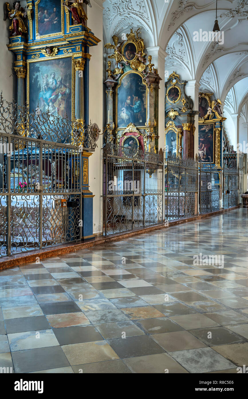 Corsia di sinistra, la chiesa di San Pietro a Monaco di Baviera, Germania Foto Stock