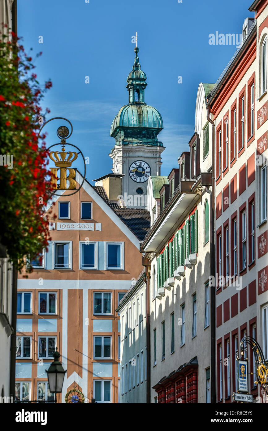 Campanile della chiesa dello Spirito Santo e i suoi edifici colorati, Monaco di Baviera, Germania Foto Stock