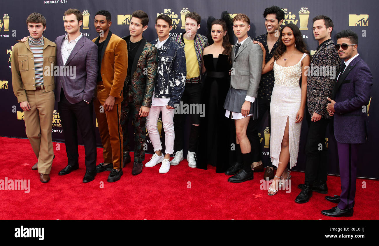 SANTA MONICA, Los Angeles, CA, Stati Uniti d'America - 16 giugno: Miles Heizer, Justin Prentice, Steven Argento, Brandon Larracuente, Katherine Langford, Tommy Dorfman, Ross Butler, Alisha Boe, Brandon Flynnn, Christian Navarro al 2018 MTV Movie e TV Awards tenutosi a Barker Hangar a giugno 16, 2018 in Santa Monica, Los Angeles, California, Stati Uniti. (Foto di Xavier COLLIN/Image Press Agency) Foto Stock