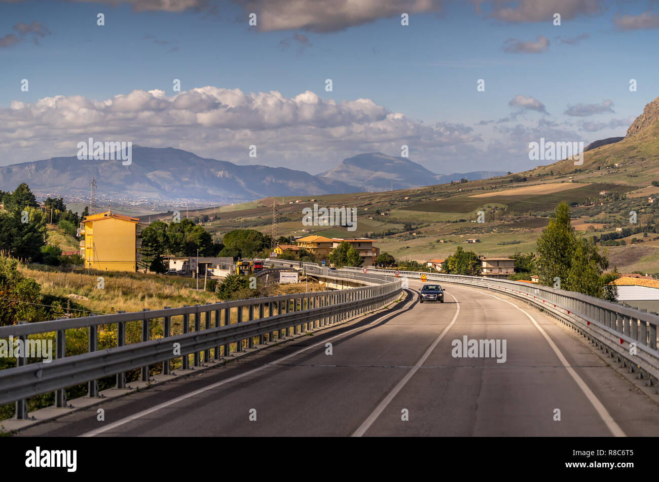 Viaggio in Italia - Panorama di autostrade, case, montagne e campi di agraria vicino a Agrigento Sicilia Italia Foto Stock