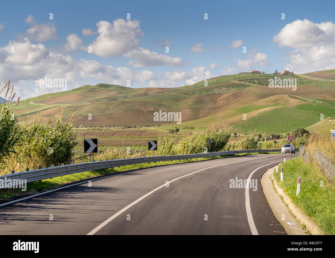 Viaggio in Italia - Panorama di autostrade, case, montagne e campi di agraria vicino a Agrigento Sicilia Italia Foto Stock
