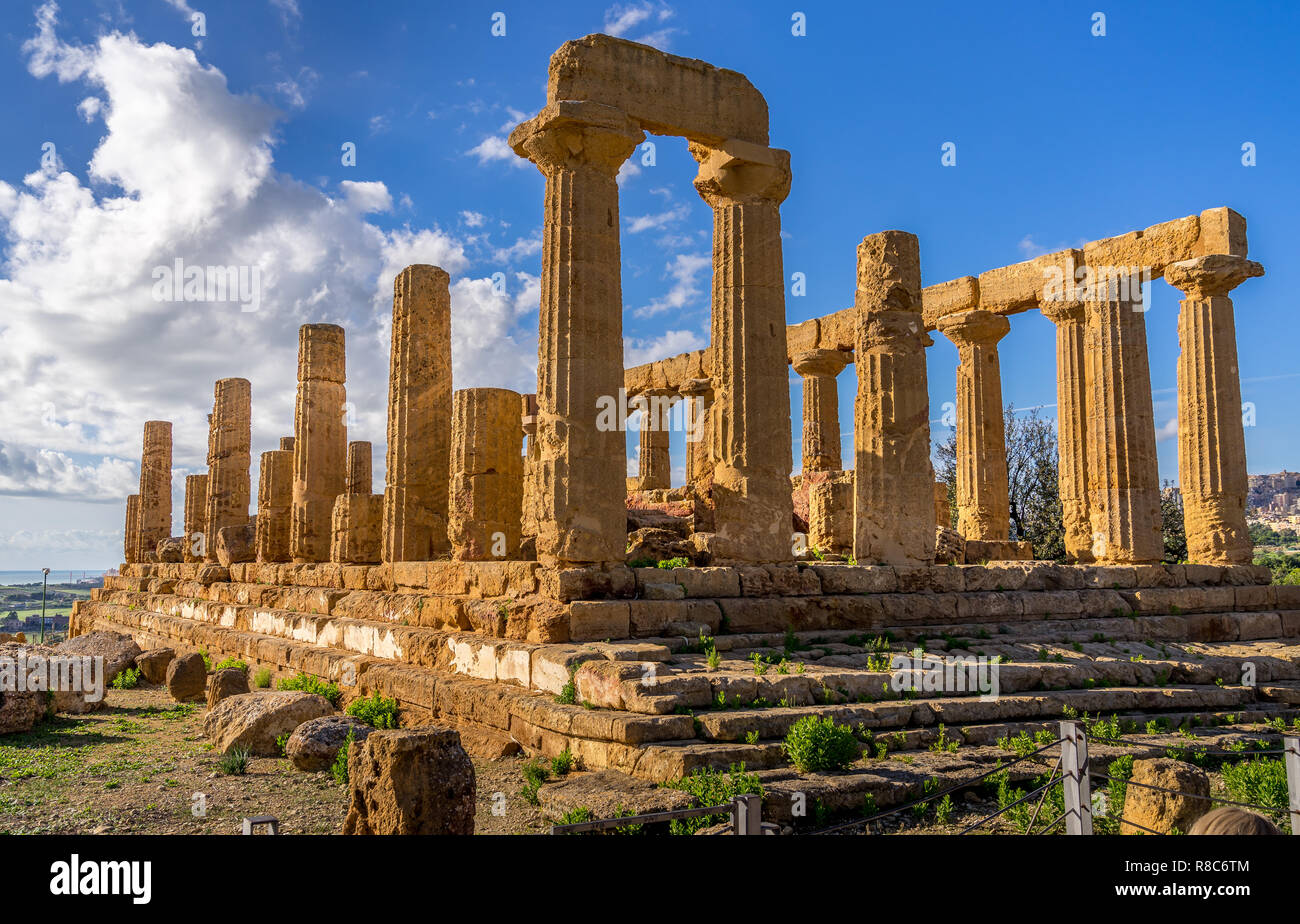 Rovinato Tempio di Eracle colonne nella famosa antica Valle dei Templi, Agrigento, Sicilia, Italia. UNESCO - Sito Patrimonio dell'umanità. Foto Stock
