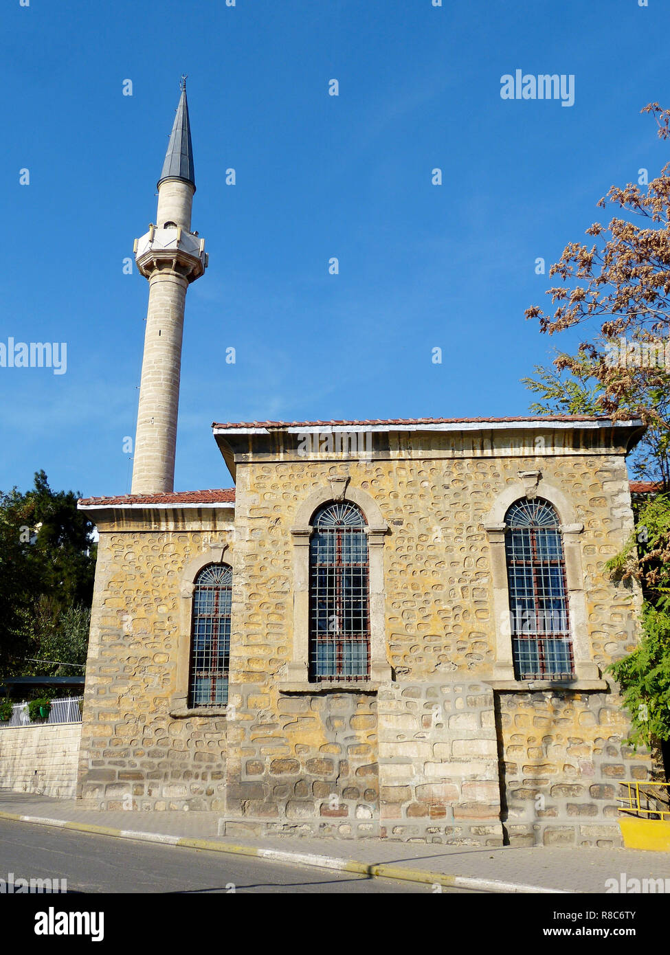Tekirdag, Turchia - 20 novembre 2011. Vista esterna della pietra marrone Orta Camii moschea (1855) con un unico minareto in Tekirdag. Foto Stock