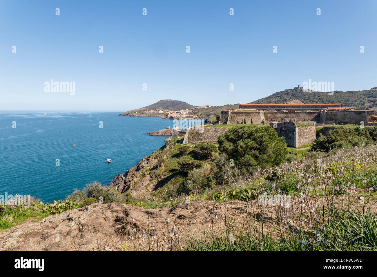 Francia, Pirenei orientali, Cote Vermeille, Collioure, il Fort Miradou proprietà dell'esercito e Port Vendres in background // Francia, Pyrénées-Oriental Foto Stock