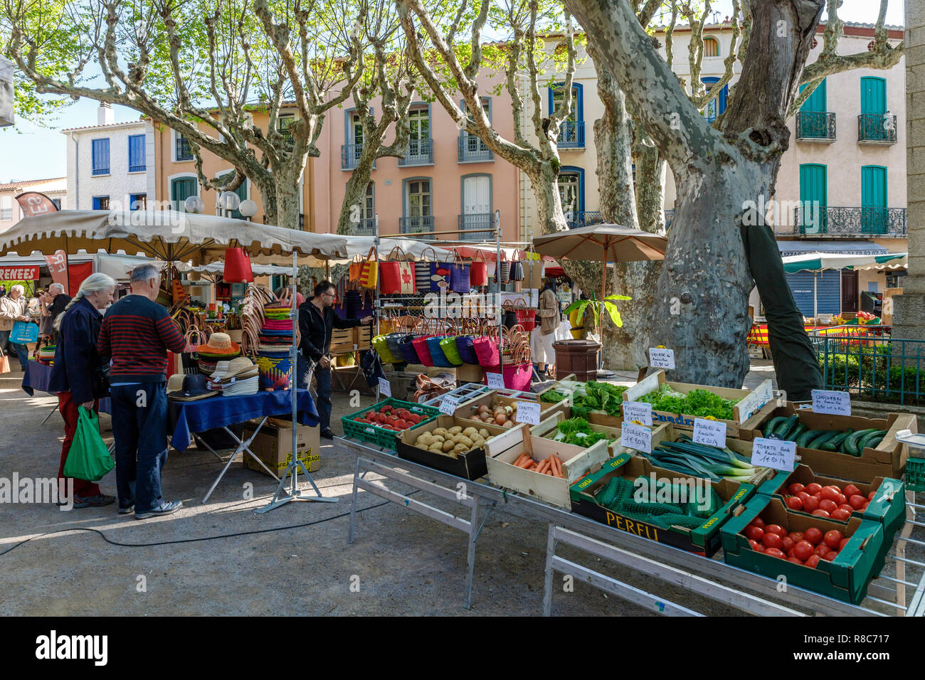 Francia, Pirenei orientali, Cote Vermeille, Collioure, giorno di mercato // Francia, Pyrénées-Orientales (66), Côte Vermeille, Collioure, jour de Marché Foto Stock