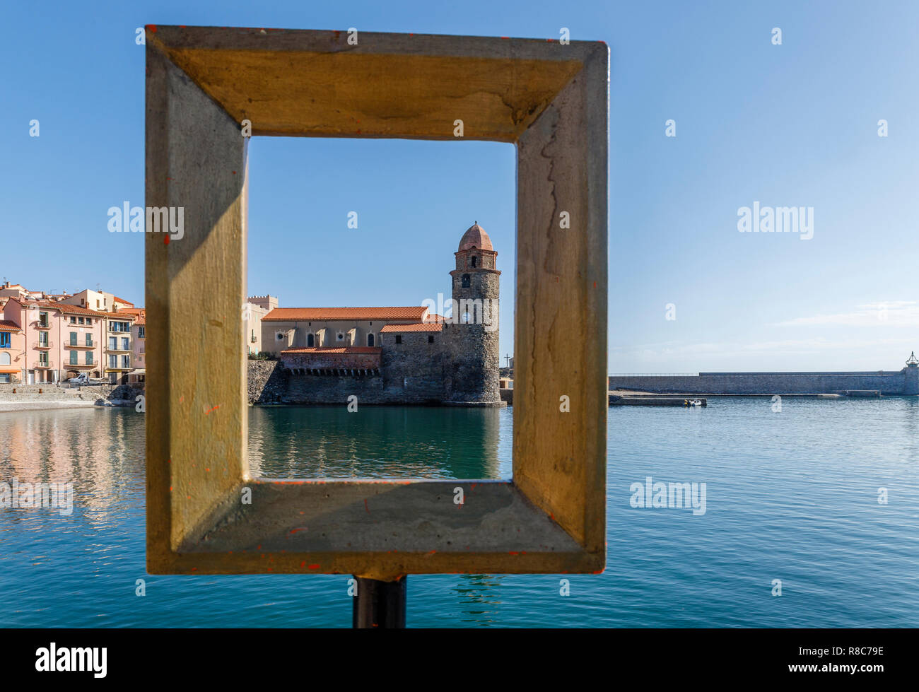 Francia, Pirenei orientali, Cote Vermeille, Collioure, Notre Dame des Anges chiesa attraverso uno dei dodici punti di vista creato dall'artista Marc Andre Foto Stock