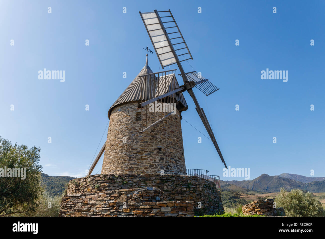 Francia, Pirenei orientali, Cote Vermeille, Collioure, mulino ad olio sulle alture della città // Francia, Pyrénées-Orientales (66), Côte Vermeille, Colli Foto Stock