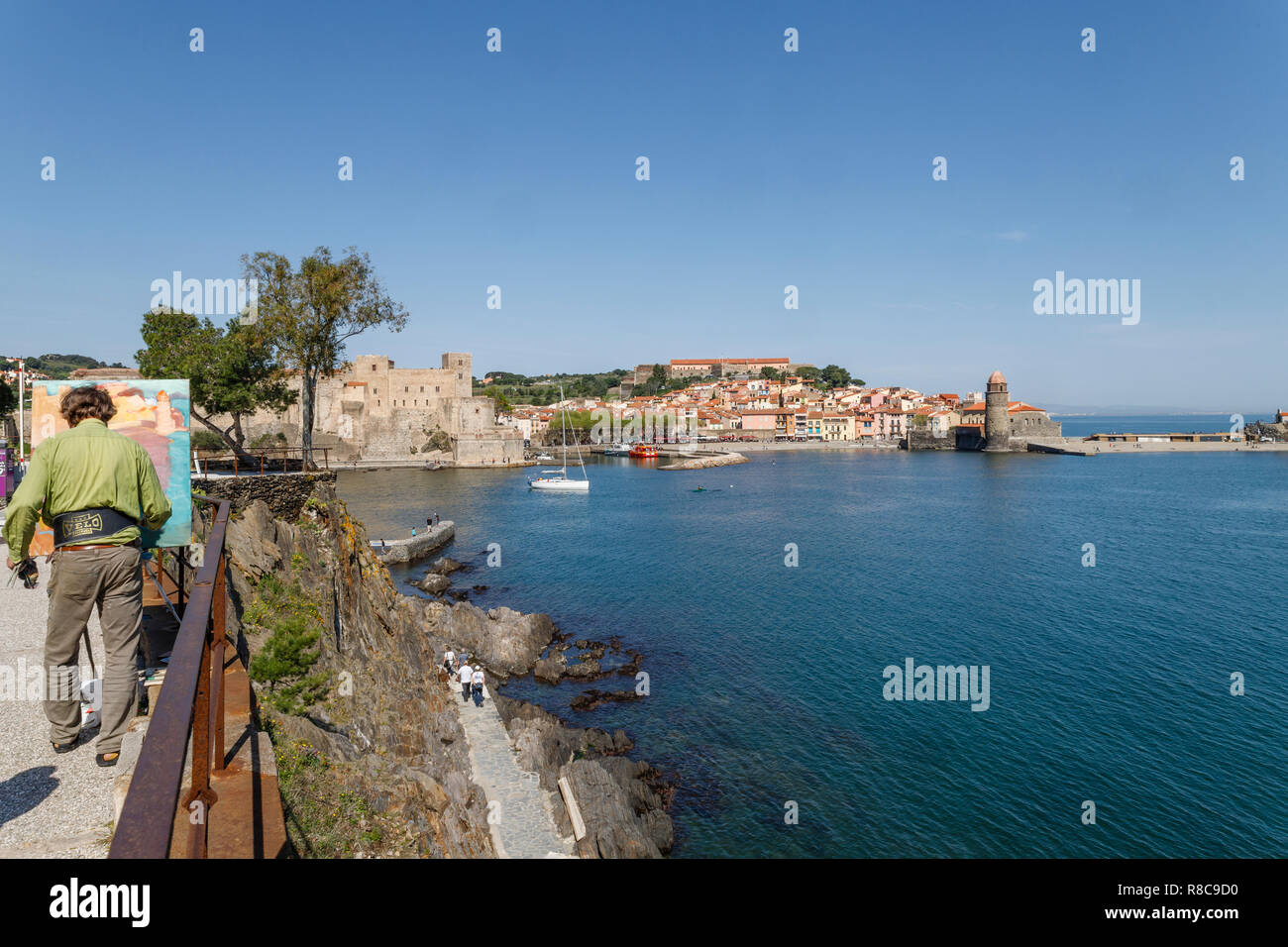 Francia, Pirenei orientali, Cote Vermeille, Collioure, pittore di fronte alla baia di Collioure // Francia, Pyrénées-Orientales (66), Côte Vermeille, Foto Stock