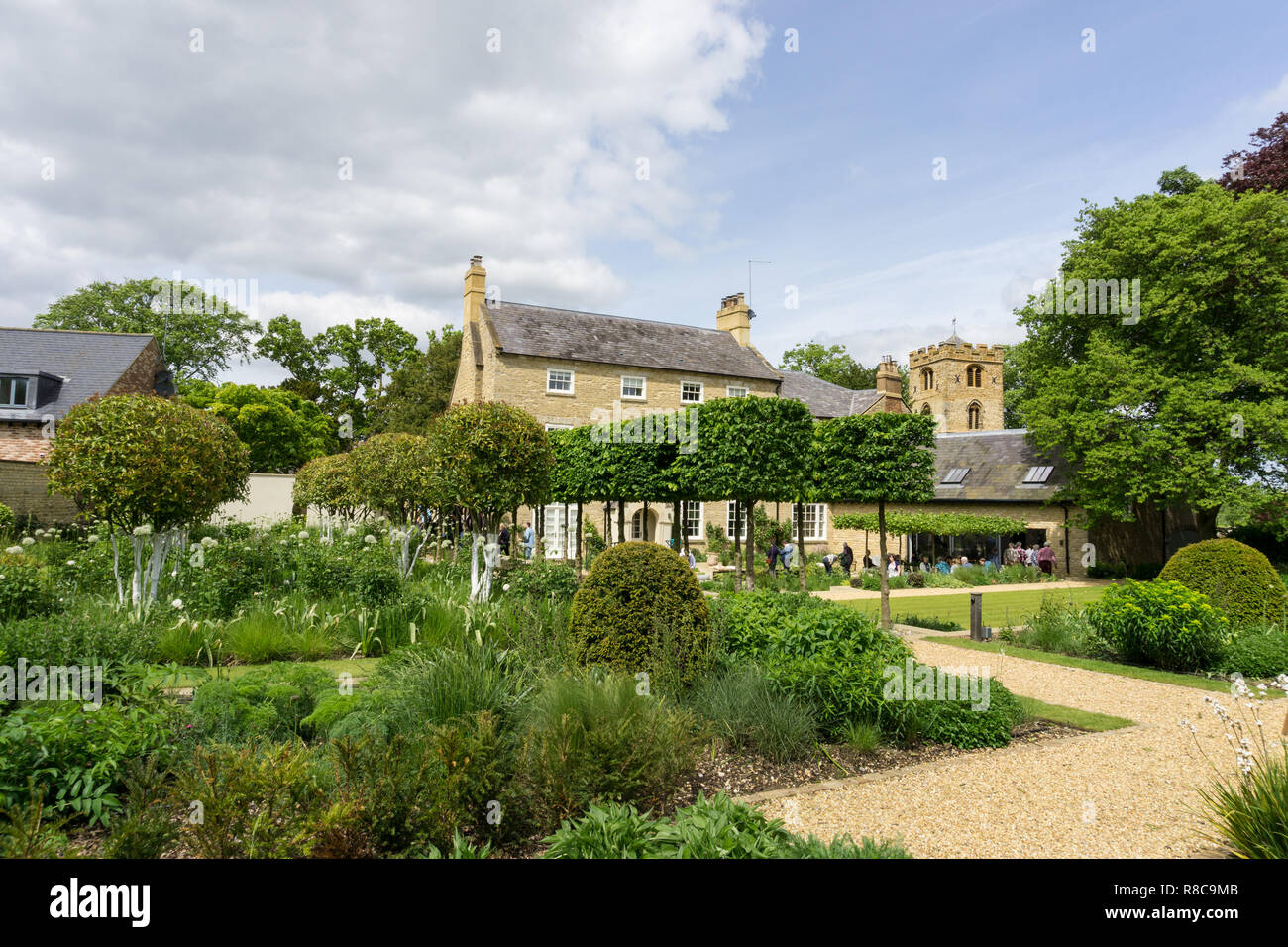 Una vista attraverso i giardini presso la vecchia canonica, Quinton, Northamptonshire, Regno Unito; una di tre acri premiato giardino aperto sotto il Giardino Nazionale schema Foto Stock
