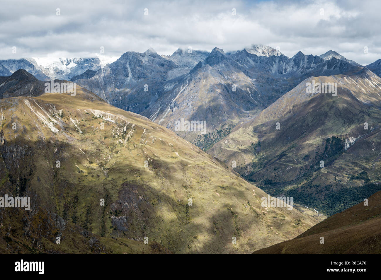 Montagne da Jare La (o Jhari La) pass, Gasa distretto, Snowman Trek, Bhutan Foto Stock