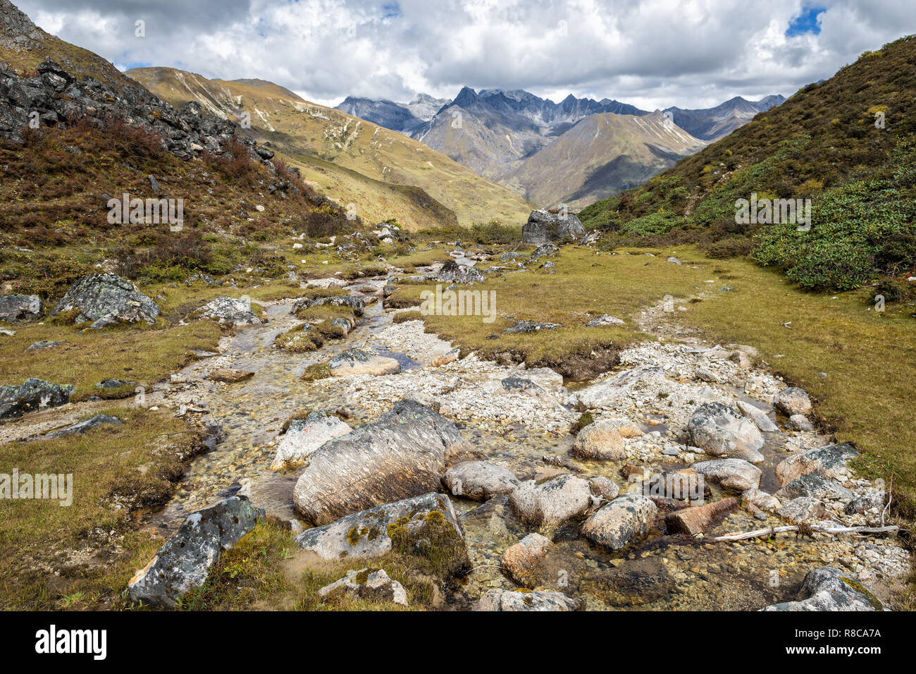 Flusso di montagne e sul modo di Robluthang, Gasa distretto, Snowman Trek, Bhutan Foto Stock