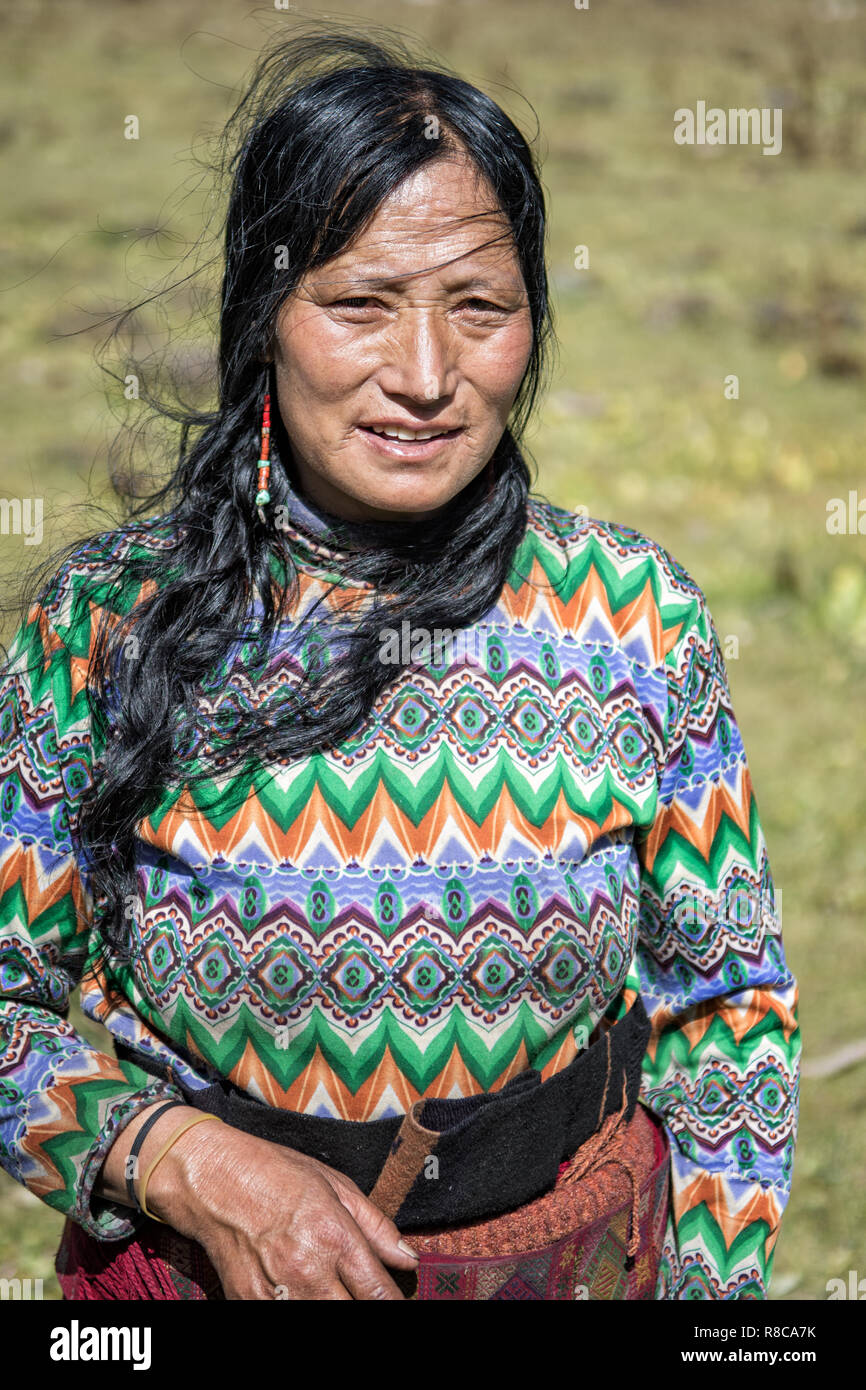 Ritratto di una donna Layap vicino Robluthang, Gasa distretto, Snowman Trek, Bhutan Foto Stock