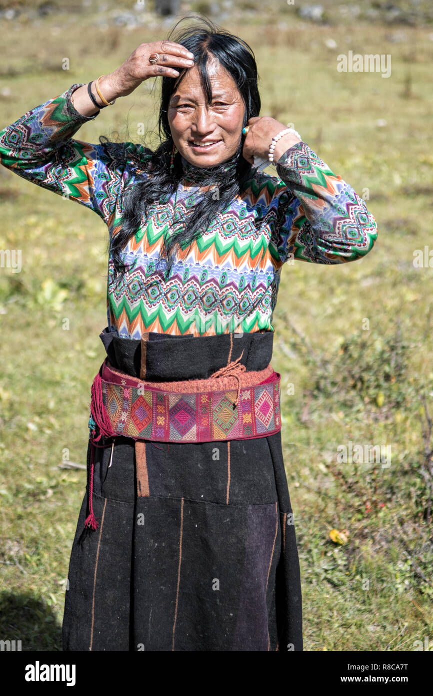 Sorridente donna Layap vicino Robluthang, Gasa distretto, Snowman Trek, Bhutan Foto Stock