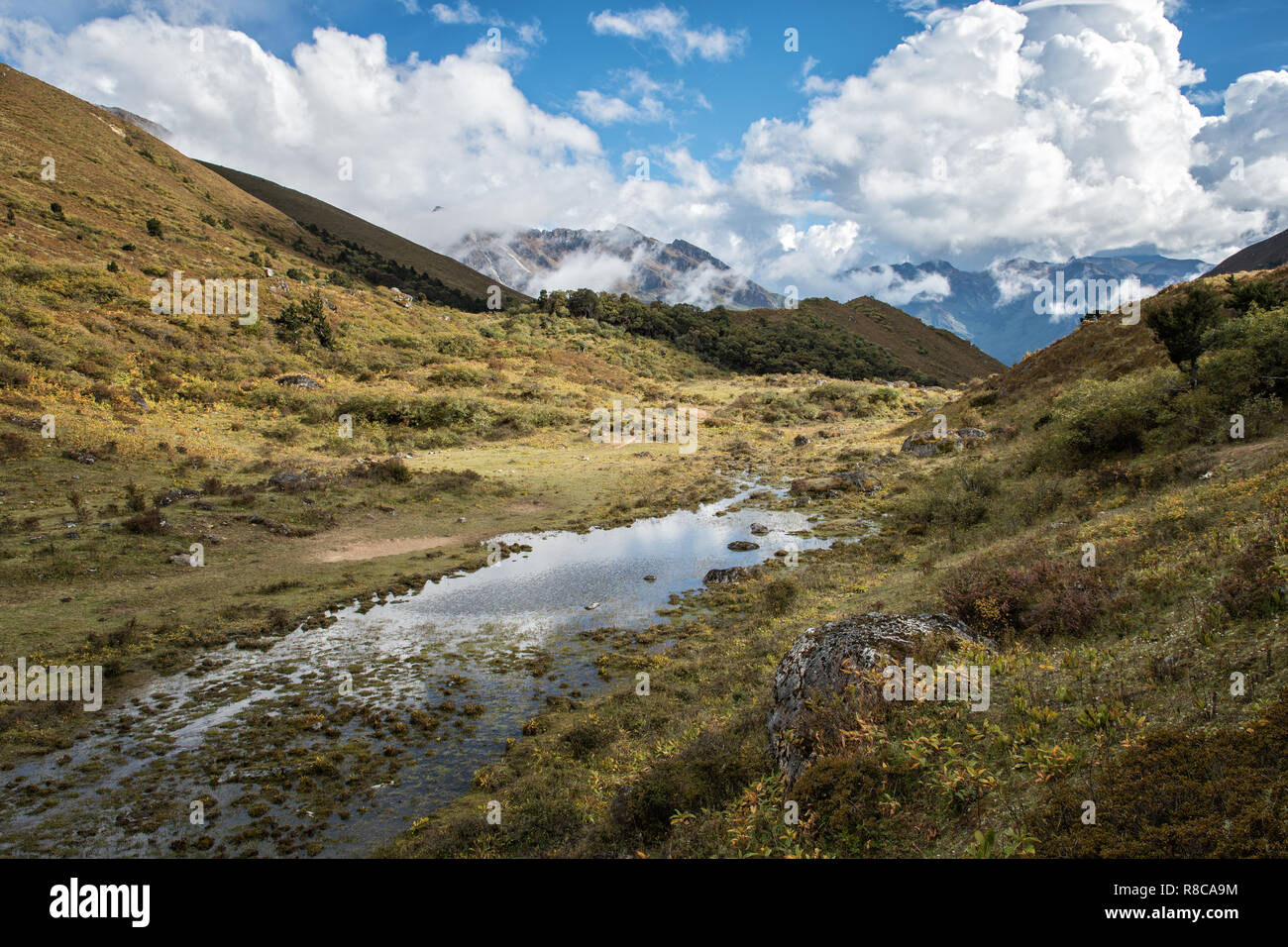Stagno e montagne a Robluthang, Gasa distretto, Snowman Trek, Bhutan Foto Stock