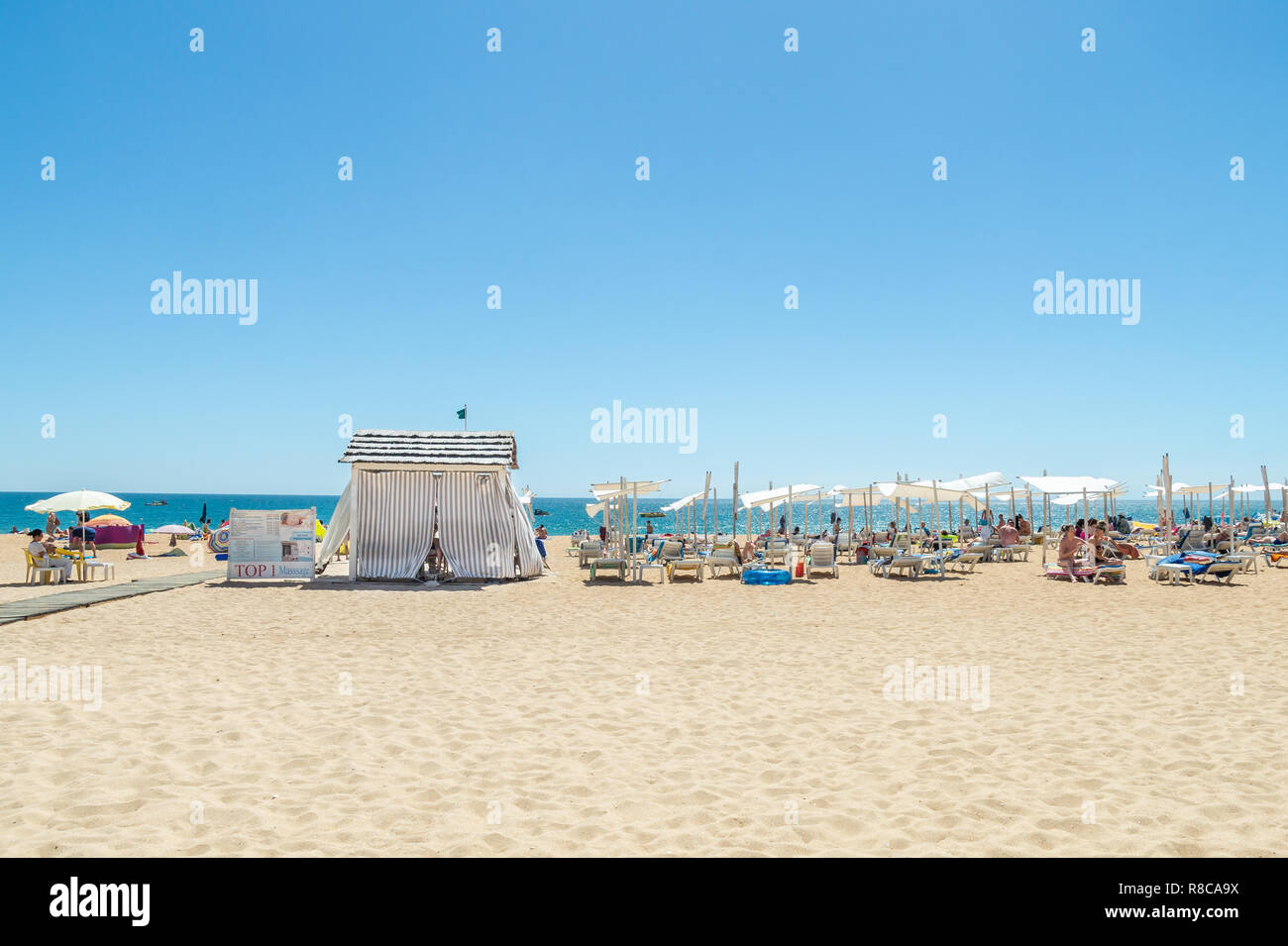 Tenda da massaggio sulla spiaggia di sabbia in riva al mare immagini e  fotografie stock ad alta risoluzione - Alamy