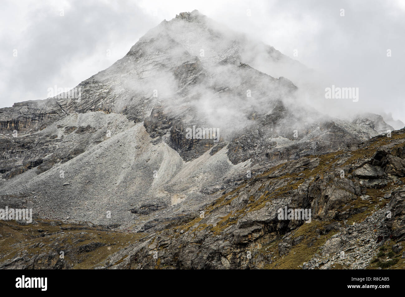 Anonimo summit vicino Sinche La pass, Gasa distretto, Snowman Trek, Bhutan Foto Stock